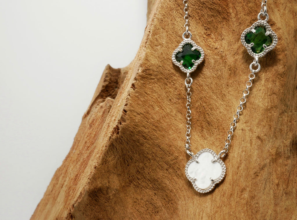 Clover | Necklace with Emerald quartz and Mother of Pearl