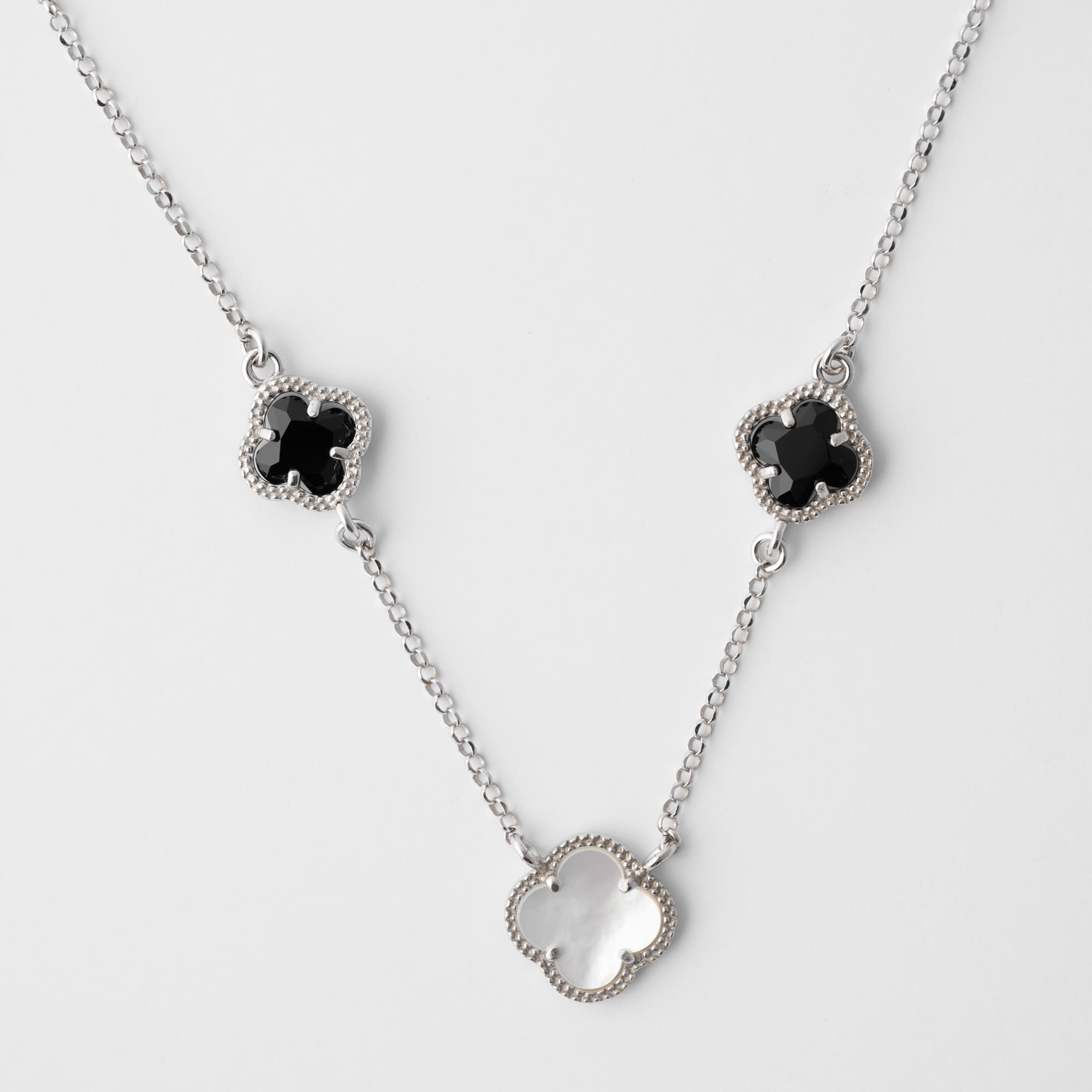 Clover | Necklace with Black Quartz and Mother of Pearl