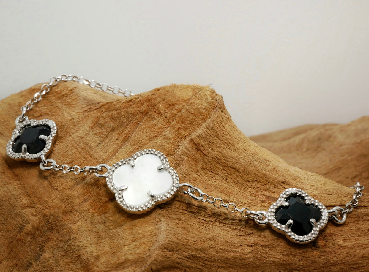 Clover | Bracelet with Black Quartz and Mother of Pearl
