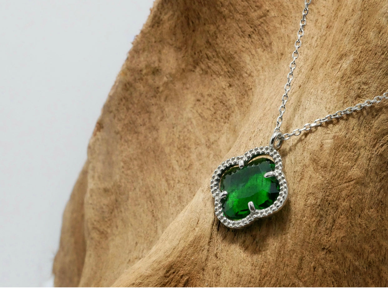 Clover | Necklace with Emerald Quartz