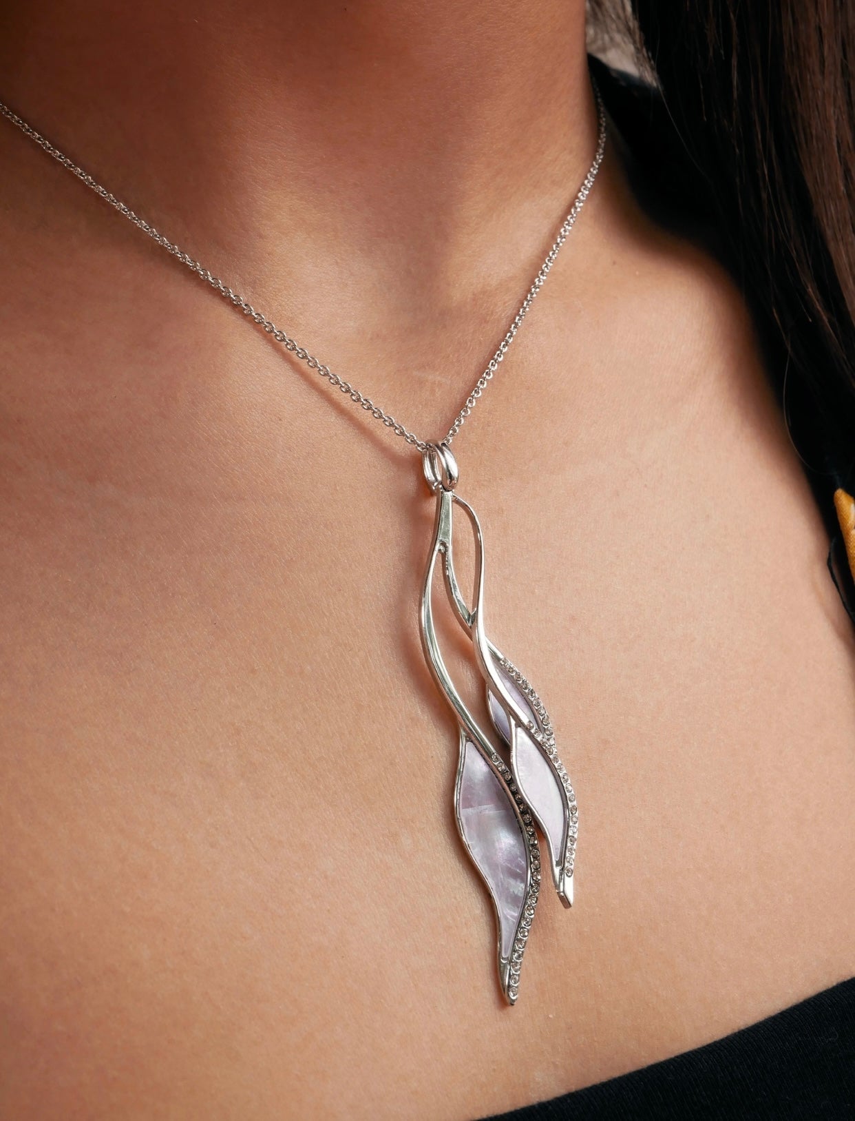 Mother of pearl  'Leaf' Necklace