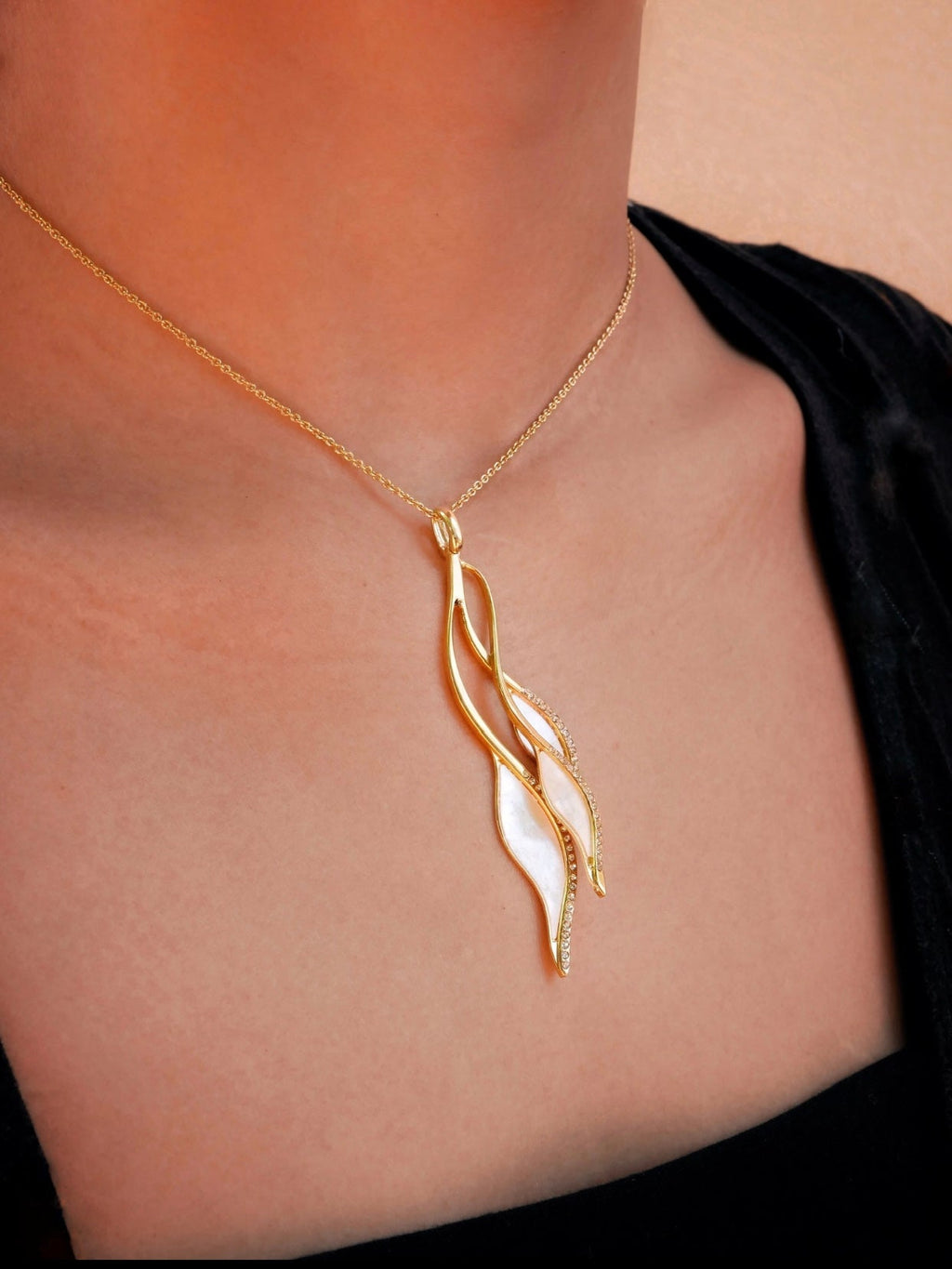 Mother of pearl  'Leaf' Necklace