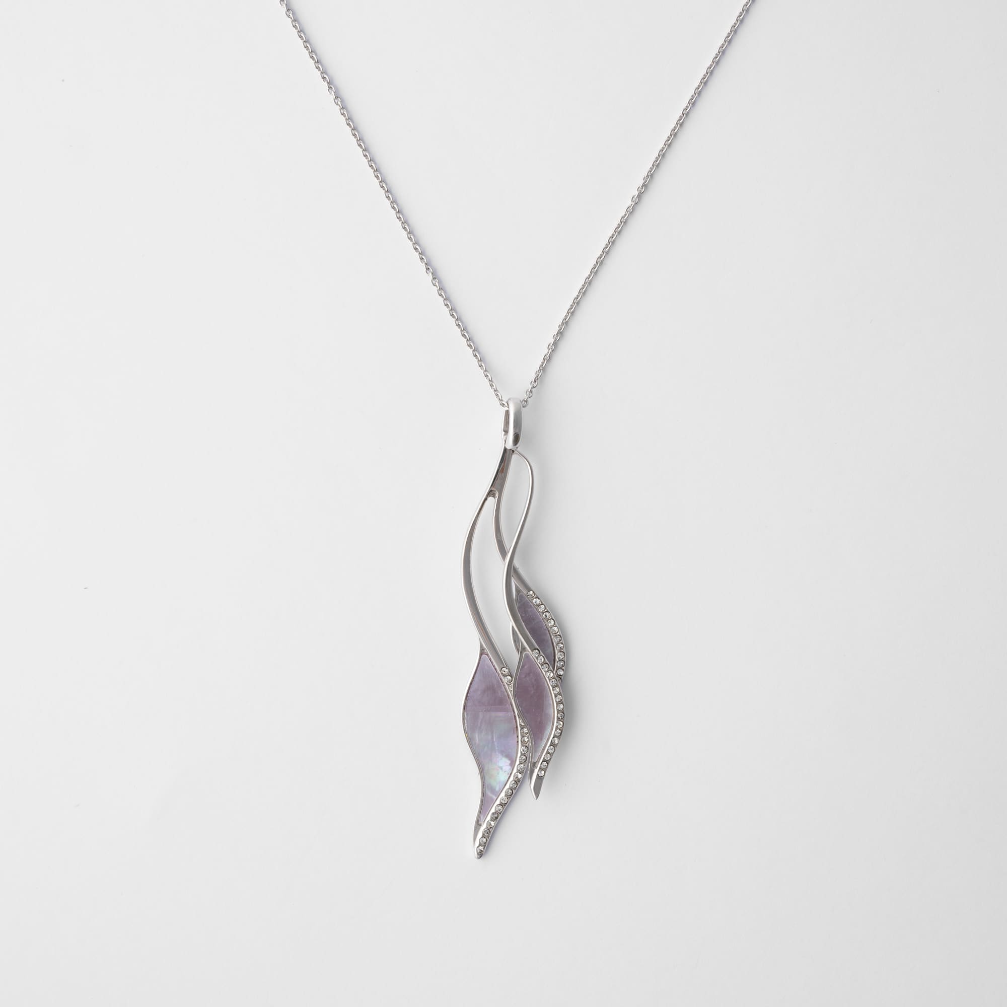 Mother of pearl  'Leaf' Necklace