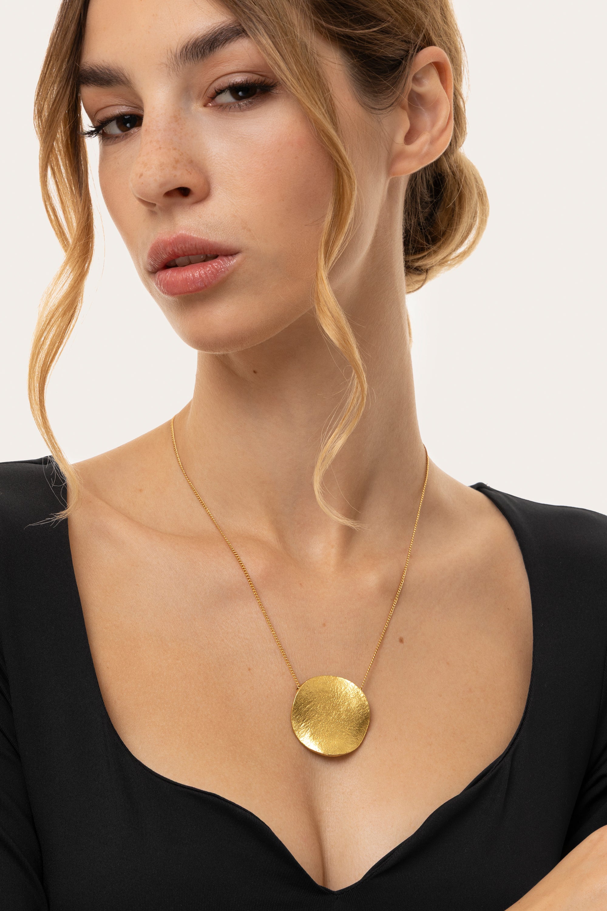 RAW ROUND PLATE PENDANT