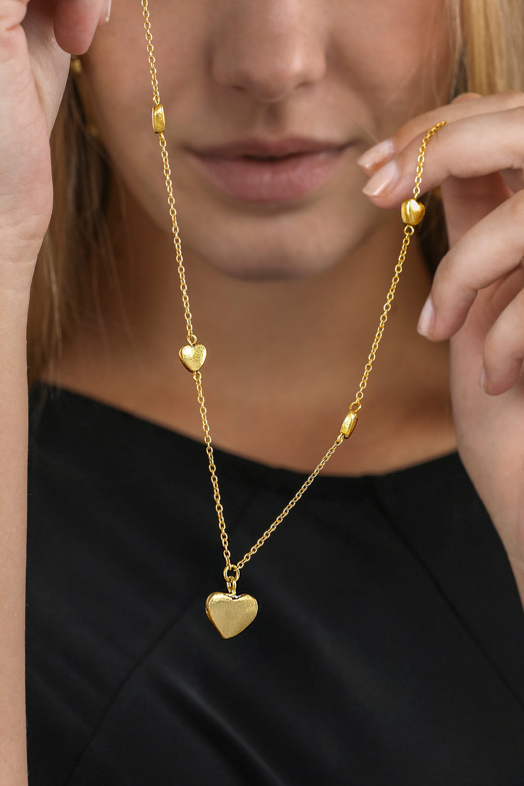 LONG CHAIN NECKLACE WITH HEARTS