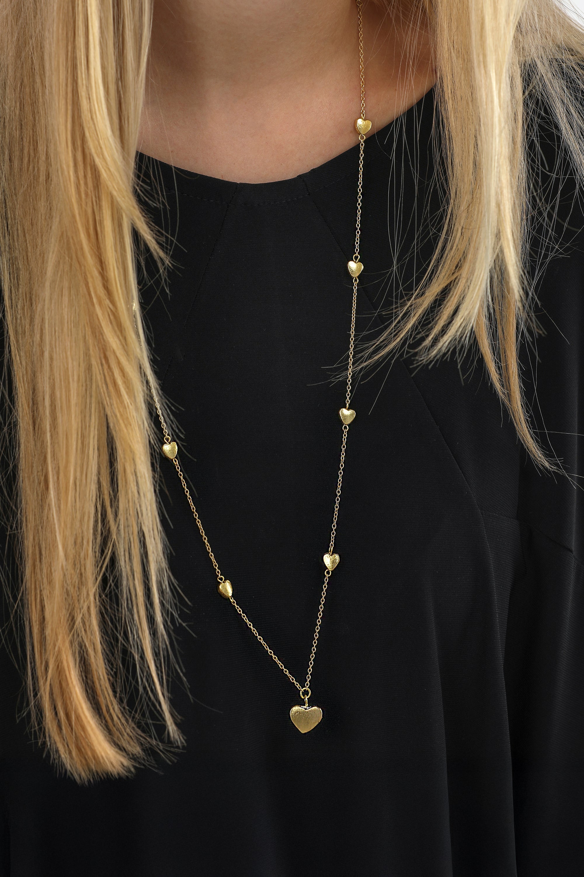 LONG CHAIN NECKLACE WITH HEARTS