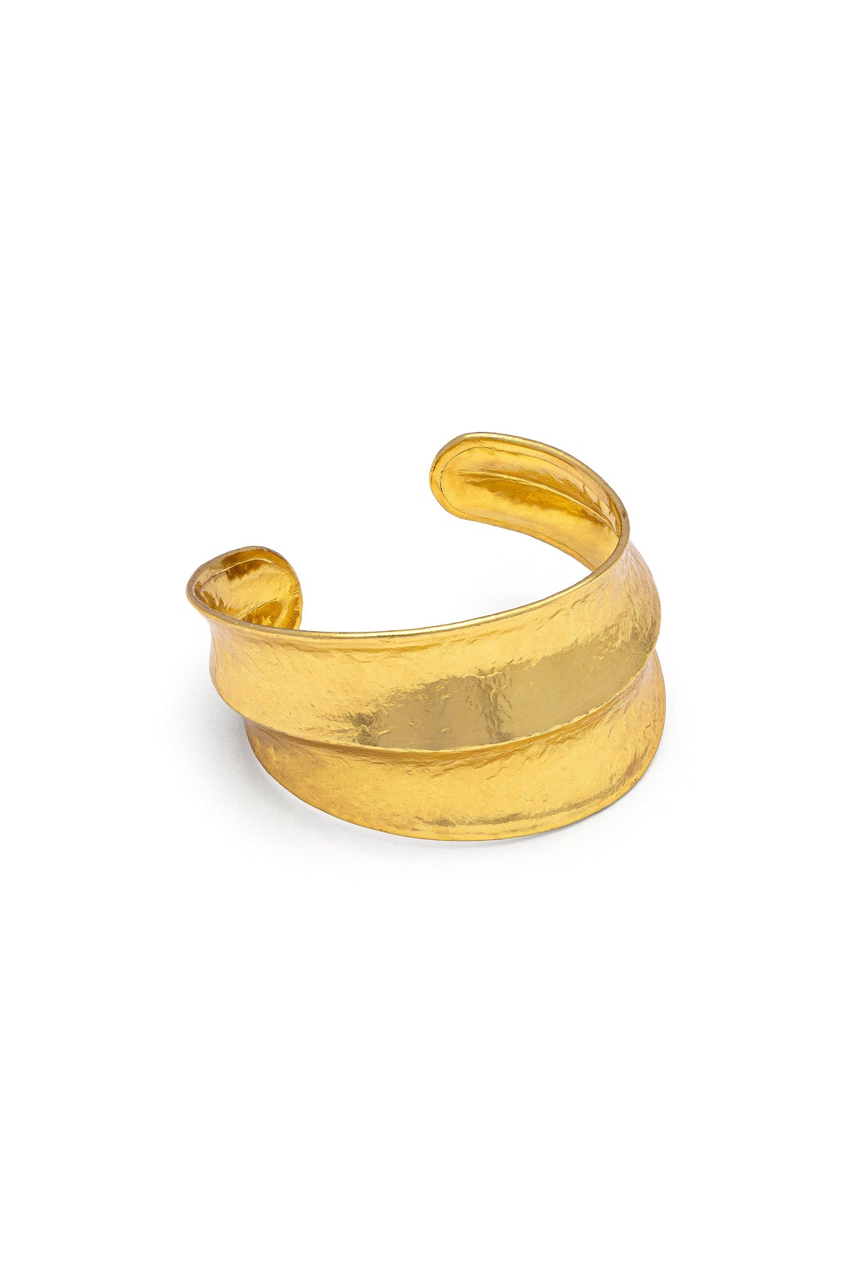 Vestopazzo Wavy Hard Band Bracelet - Bracelets in Kuwait | سوار بانجل عريض مموج من النحاس المعاد تدويره المطلي بالذهب -