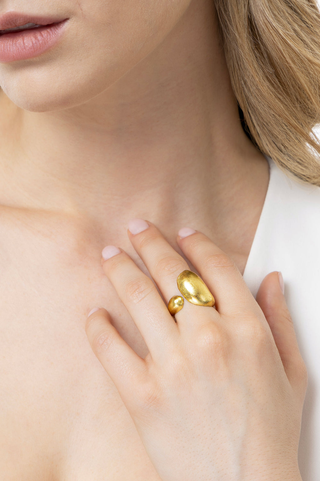 VESTOPAZZO - Adjustable Ring With Wavy Petal
