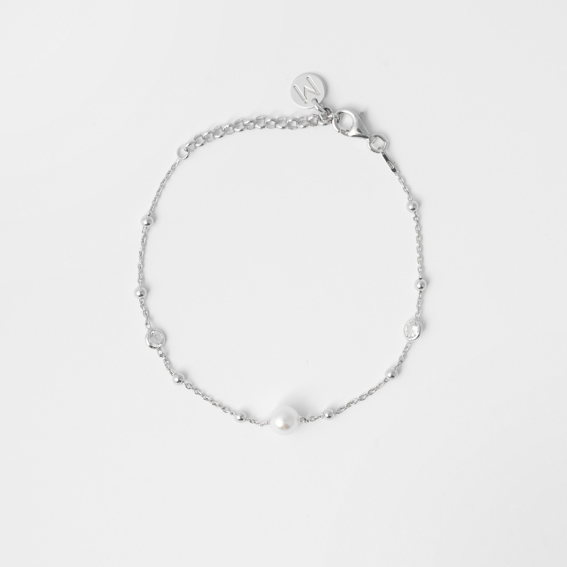 سوار كلاسيكي من اللؤلؤ مع عناصر الزركون