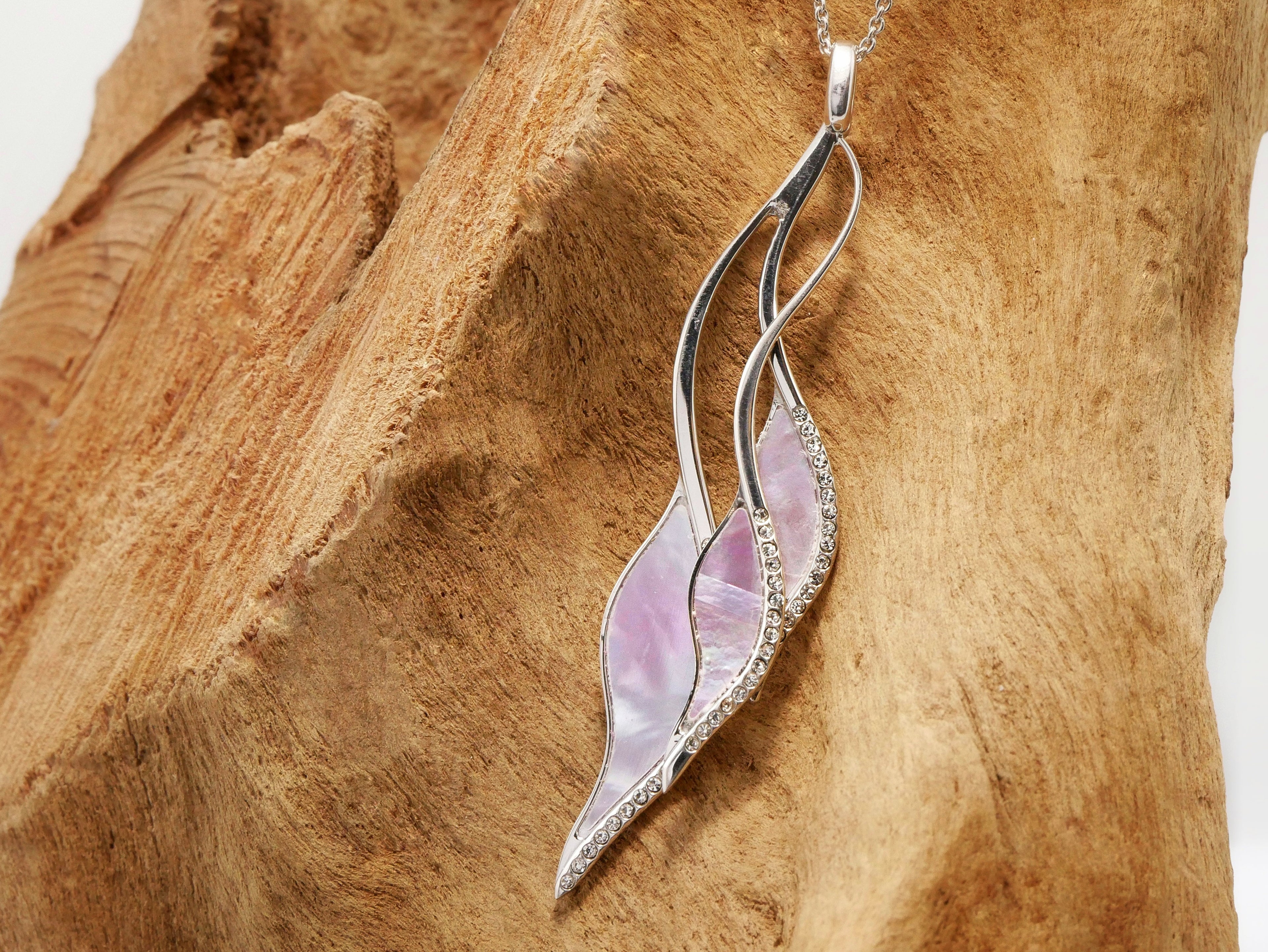 Mother of pearl  'Leaf' Necklace